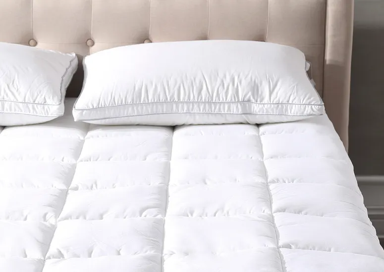 https://media.residenthome.com/contentful/dreamcloud/wp-migration/Mattress-Protector.webp?w=775&h=550